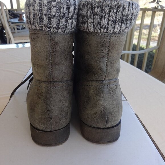 Just Fab Nyaling women's size 9 Grey ankle boot, faux leather, heel top sock - Picture 6 of 14